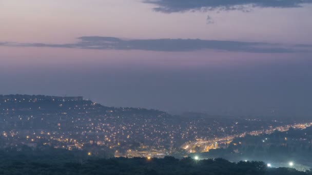 Een birds-eye view voor zonsopgang over Antalya nacht naar dag timelapse. Turkije. — Stockvideo