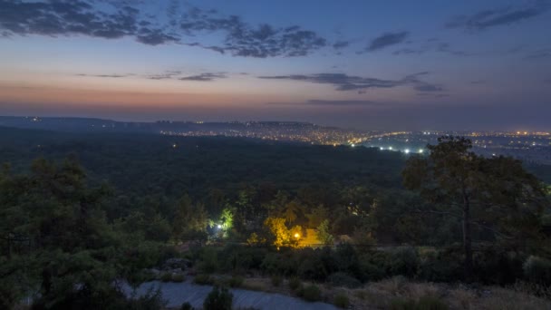 Een birds-eye view voor zonsopgang over Antalya nacht naar dag timelapse. Turkije. — Stockvideo