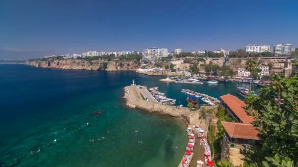 Luchtfoto van yacht harbor en rood huis daken in "Old town" timelapse Antalya, Turkije. — Stockvideo