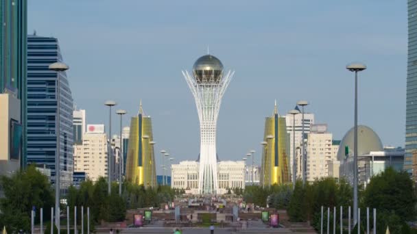 La ville d'Astana timelapse, les résidents marchent et se détendent par une journée ensoleillée près du symbole de la ville Baiterek zone. Astana, Kazakhstan — Video