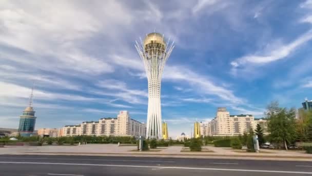 Hiperlapso temporal de Bayterek. É um monumento e torre de observação em Astana. Símbolo principal da cidade . — Vídeo de Stock