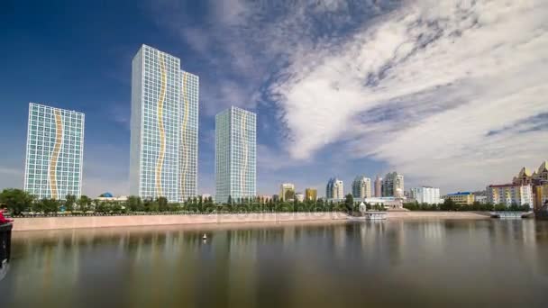 Isjim rivier met moderne torens van residentiële complex timelapse hyperlapse in Astana — Stockvideo