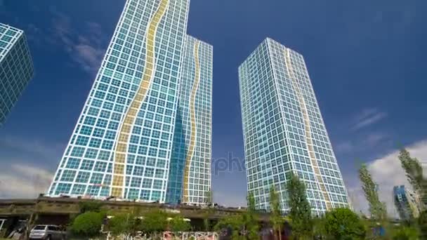 Moderne torens van wooncomplex in de buurt van Isjim rivier timelapse hyperlapse in Astana — Stockvideo