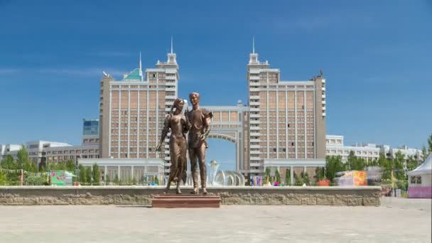 Heykel "My mutluluk" girişinde sokak için aşk timelapse hyperlapse. Astana, Kazakistan — Stok video