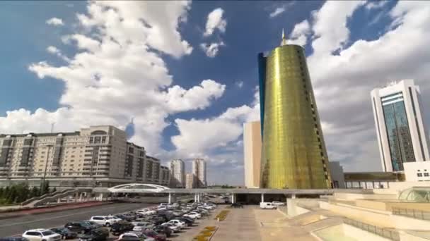 Tráfico en la carretera y aparcamiento timelapse hiperlapso cerca de Altyn Orda centro de negocios en el centro de la ciudad de Astana — Vídeo de stock