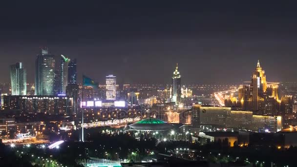 Verhoogde nacht uitzicht over het centrum van de stad en de centrale zakenwijk met circus Timelapse, Kazachstan, Astana — Stockvideo