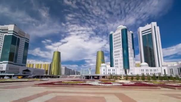 El edificio del Senado del gobierno de la República de Kazajstán timelapse hiperlapso en Astana — Vídeos de Stock
