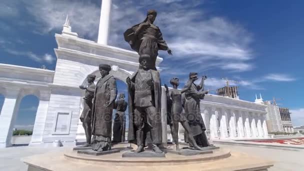 Beskåda av den Kazakiska Eli Monument timelapse hyperlapse på Självständighetstorget i Astana, Kazakstan huvudstad. — Stockvideo