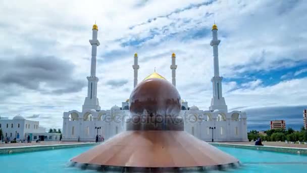 Nur Astana moskén exteriör med fontänen på den förgrunden timelapse hyperlapse i Astana, Kazakhstan. — Stockvideo