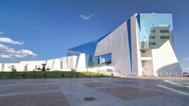 Национальный музей Республики Казахстан и фонтан "Сак воины" гиперлапс времени в Астане — стоковое видео