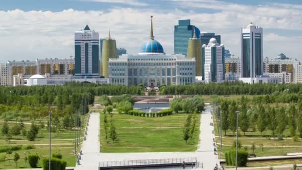 Панорама времени Астаны и резиденция президентов Акорды с парком — стоковое видео