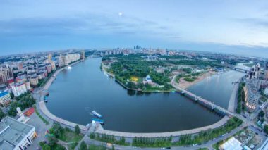 Nehir ve park ve merkezi iş bölgesi gün gece Timelapse, Orta Asya, Kazakistan Astana şehir merkeziyle üzerinden yükseltilmiş görünüm