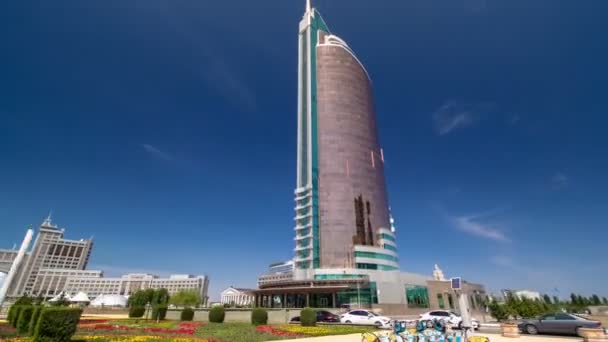 Nurzhol Boulevard hiperlapso del timelapse. Moderno edificio de oficinas nuevo se encuentra en la capital de la República. Astana, Kazajstán . — Vídeos de Stock