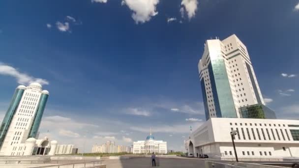 Huis van het Parlement van de Republiek Kazachstan en moderne oranje toren timelapse hyperlapse, Astana — Stockvideo