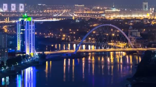 Fluss und beleuchtete Brücke Zeitraffer von Dach in der Nacht in astana. Kasachstan-Hauptstadt — Stockvideo