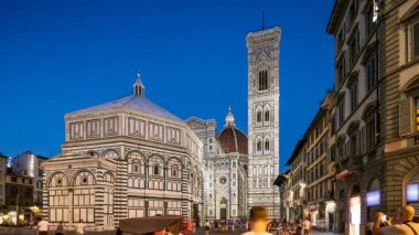 Basilica di Santa Maria del Fiore ve vaftizhane San Giovanni gece timelapse Floransa gün içinde