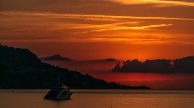 Deniz ve manzara timelapse Beaulieu sur mer, Fransa dan gündoğumu görünümü.