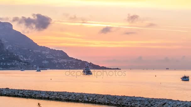 Sunrise uitzicht op zee en landschap timelapse van Beaulieu sur mer, Frankrijk. — Stockvideo