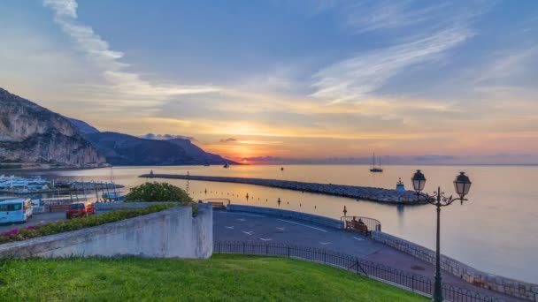 Vista dell'alba sul mare e sul paesaggio timelapse da Beaulieu sur mer, Francia . — Video Stock