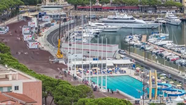 Piscina à beira-mar em Monaco timelapse, com pessoas e edifícios em segundo plano . — Vídeo de Stock