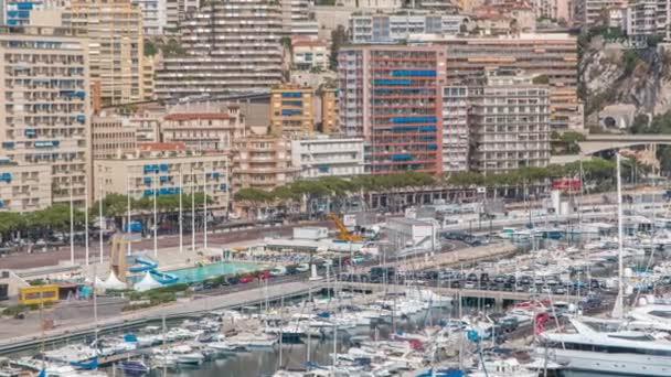 Piscina junto al mar en Mónaco timelapse, con personas y edificios en el fondo . — Vídeos de Stock