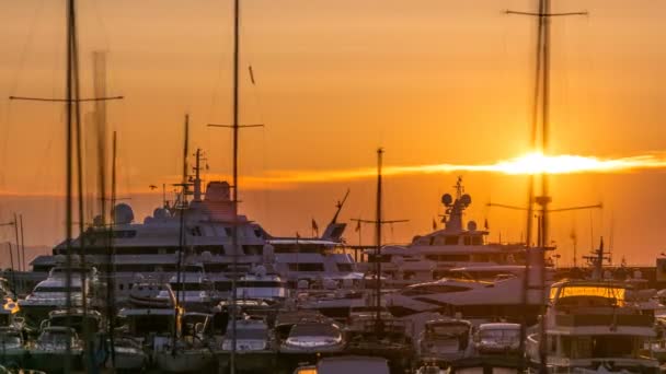 Wunderschöner Sonnenaufgang über dem Hafen im Zeitraffer von Monaco. — Stockvideo