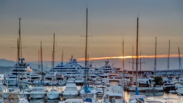Matahari terbit yang indah di atas pelabuhan di Monaco tiLapse . — Stok Video
