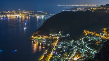 Fransız Rivierası'nda Akdeniz kıyı şeridi Eze kasaba Köyü nün gece timelapse görünümü