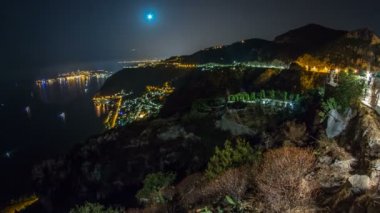 Fransız Rivierası'nda Akdeniz kıyı şeridi Eze kasaba Köyü nün gece timelapse görünümü