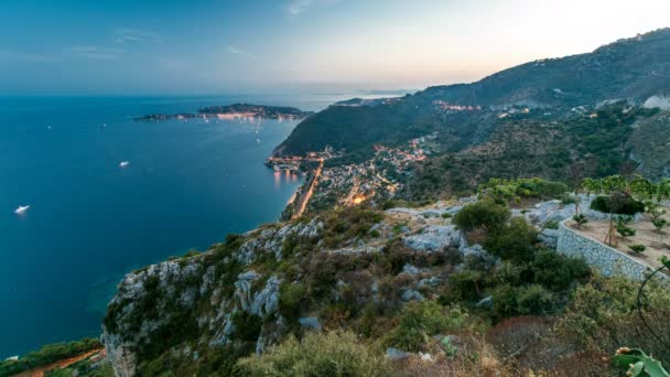 Dia para a noite timelapse vista da costa mediterrânica da cidade de Eze aldeia na Riviera Francesa — Vídeo de Stock