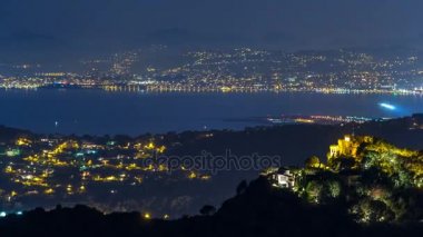 Gece timelapse görünümünü Nice ve Akdeniz kıyı şeridi havaalanında Fransız Rivierası'nda