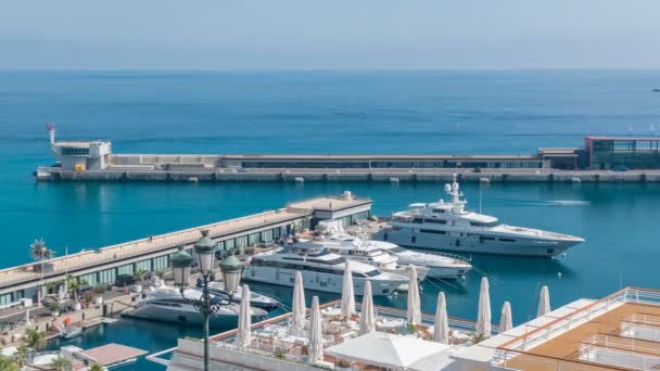 Mar Mediterráneo, barcos y club náutico de Mónaco timelapse en el distrito de Monte Carlo, Mónaco — Vídeo de stock