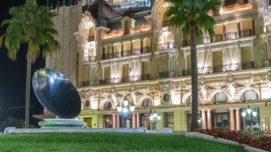 Avuç içi ve gece timelapse Monako'daki Monte Carlo'da Çeşmede Casino Meydanı.