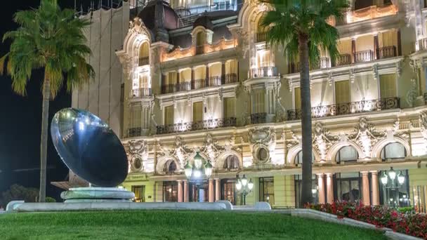 Plaza del Casino con palmeras y fuente por la noche timelapse en Monte Carlo en Mónaco . — Vídeo de stock