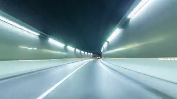 Mónaco tráfico de carreteras de la ciudad por la noche con luz del coche senderos timelapse hyperlapse drivelapse — Vídeo de stock