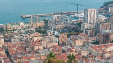 Monte Carlo, Monako gün gece timelapse Cityscape yaz güneş battıktan sonra binaların çatıları ile.