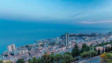 Monte Carlo, Monako gün gece timelapse Cityscape yaz güneş battıktan sonra binaların çatıları ile.