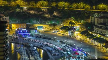 Monte Carlo, Monako gece timelapse yatlar ve dolgu trafik ile Cityscape.