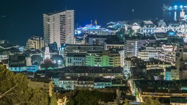 Stadsbilden i Monte Carlo, Monaco natt timelapse med tak av byggnader och trafiken på vägarna. — Stockvideo