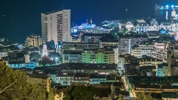 Panoráma města Monte Carlo, Monako noční timelapse s střechy budov a provozu na pozemních komunikacích. — Stock video