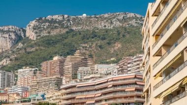 Monaco, Monte Carlo mimarisi üzerinde dağ tepe arka plan timelapse. Birçok çok katlı evler, binalar.