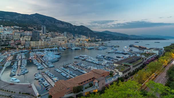 Panorama de Monte Carlo dia a noite timelapse do deck de observação na aldeia de Mônaco com Port Hércules — Vídeo de Stock