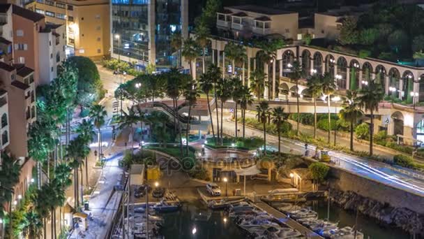 Fontvieille gece timelapse - Monaco yeni bölge. Tekne, yat limanında ve yüksek katlı apartman kompleksi. — Stok video