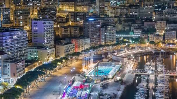 Bazén u moře v Monaku noční timelapse, budovy v pozadí. — Stock video