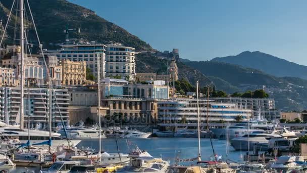 Monte Carlo Port Hercule panorama timelapse. Vista de yates de lujo y casino de Mónaco, Costa Azul . — Vídeo de stock