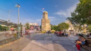 Saat Kulesi Antalya Kaleiçi timelapse hyperlapse, Türkiye'nin tarihi kısmında. Antalya'nın eski şehir turistler arasında popüler bir yer