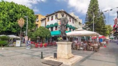 Çok sayıda kafe ve barlar, Attalos II ve Hediyelik eşya heykeli ile Cumhuriyet Meydanı timelapse hyperlapse Antalya'da depolar..
