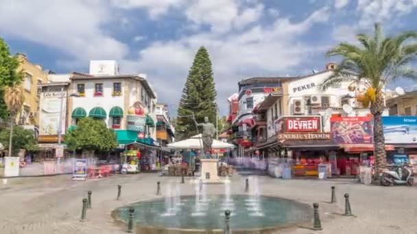 Het Cumhuriyet plein met vele cafés en bars, standbeeld van Attalos Ii en souvenir winkels timelapse hyperlapse in Antalya. — Stockvideo