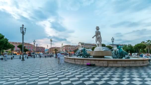 De fontein du Soleil op Place Massena vierkant mooie dag naar nacht timelapse, Franse Riviera, Cote dazur, Frankrijk — Stockvideo