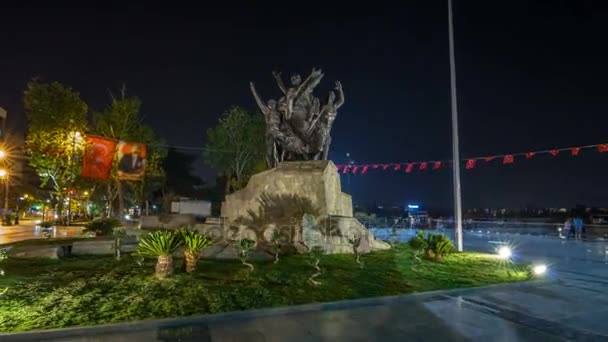 Cumhuriyet Meydanı gece timelapse hyperlapse Antalya'da Atatürk'ün atlı heykeli. — Stok video